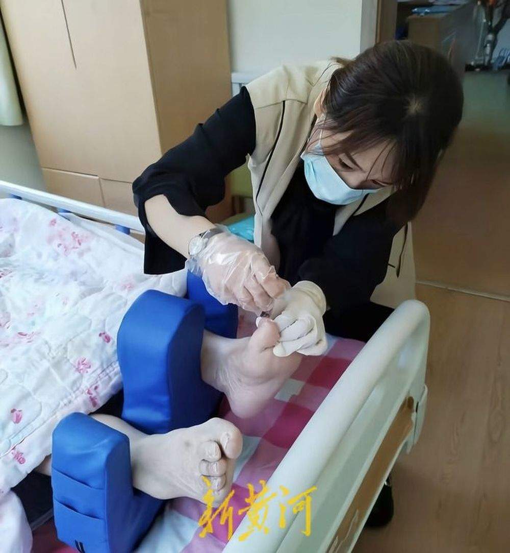 每位老人都有独特的密码本:90后护理员用心“破译”“90后”养老密码