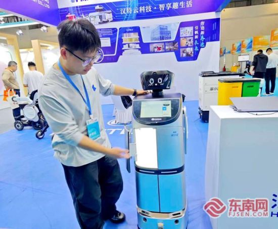 工作人员介绍“笨小宝”智能机器人。 工作人员介绍“笨小宝”智能机器人。