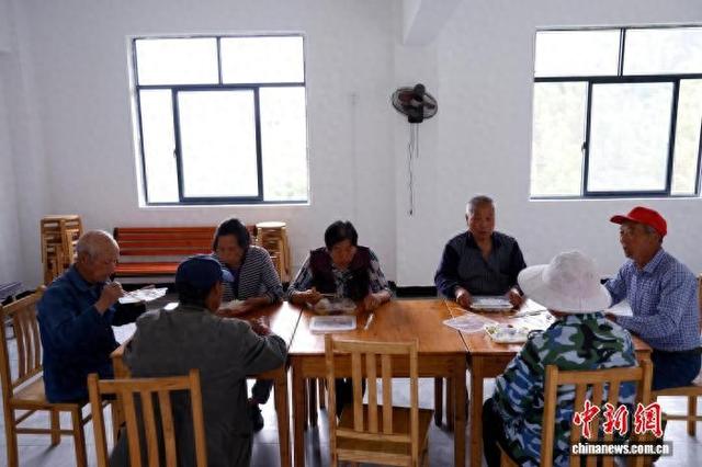 桐庐山村老年人在山腰的食堂内享用无人机运来的餐食。肖健 摄