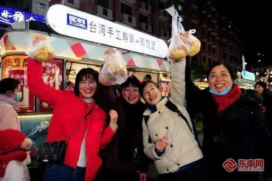 旅行团的客人品尝福建美食 旅行团的客人品尝福建美食