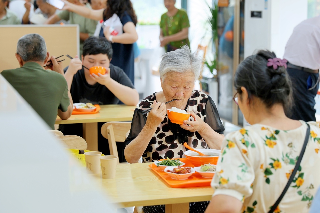 江苏阳澄湖镇首家社区食堂“屋里湘”邻里小厨开张