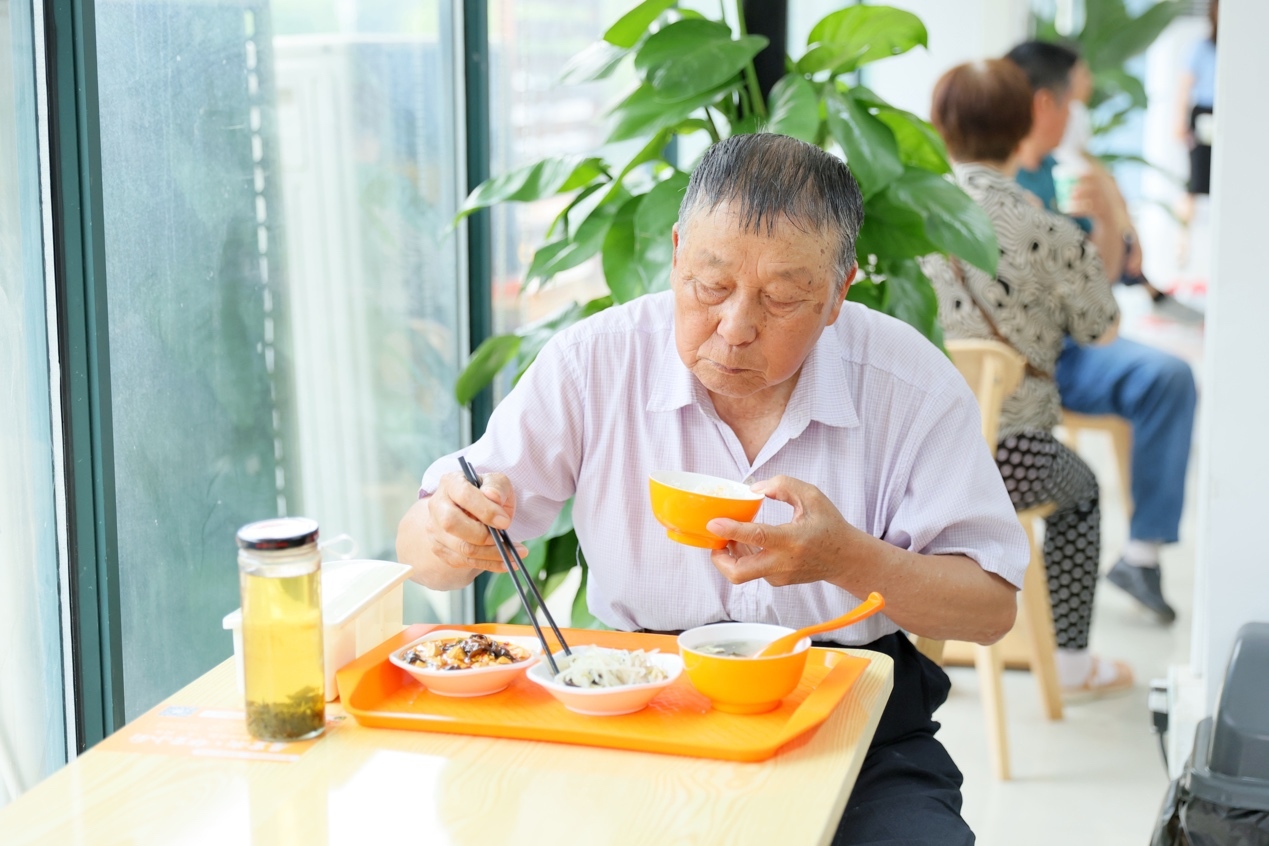 江苏阳澄湖镇首家社区食堂“屋里湘”邻里小厨开张